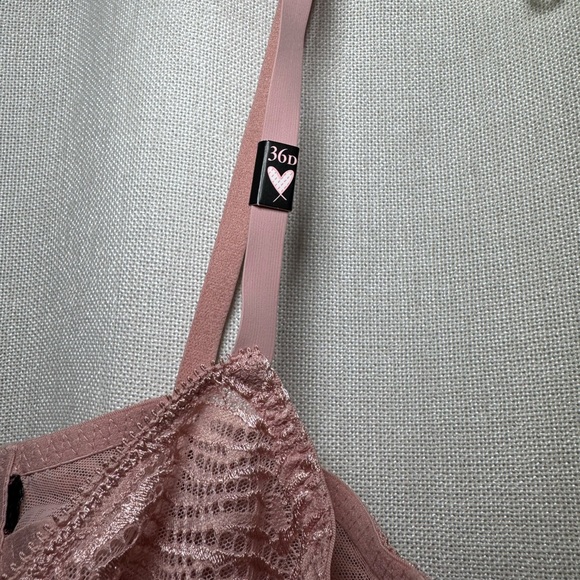 Victoria's Secret Pink Lace Underwire Bra - Picture 3 of 6